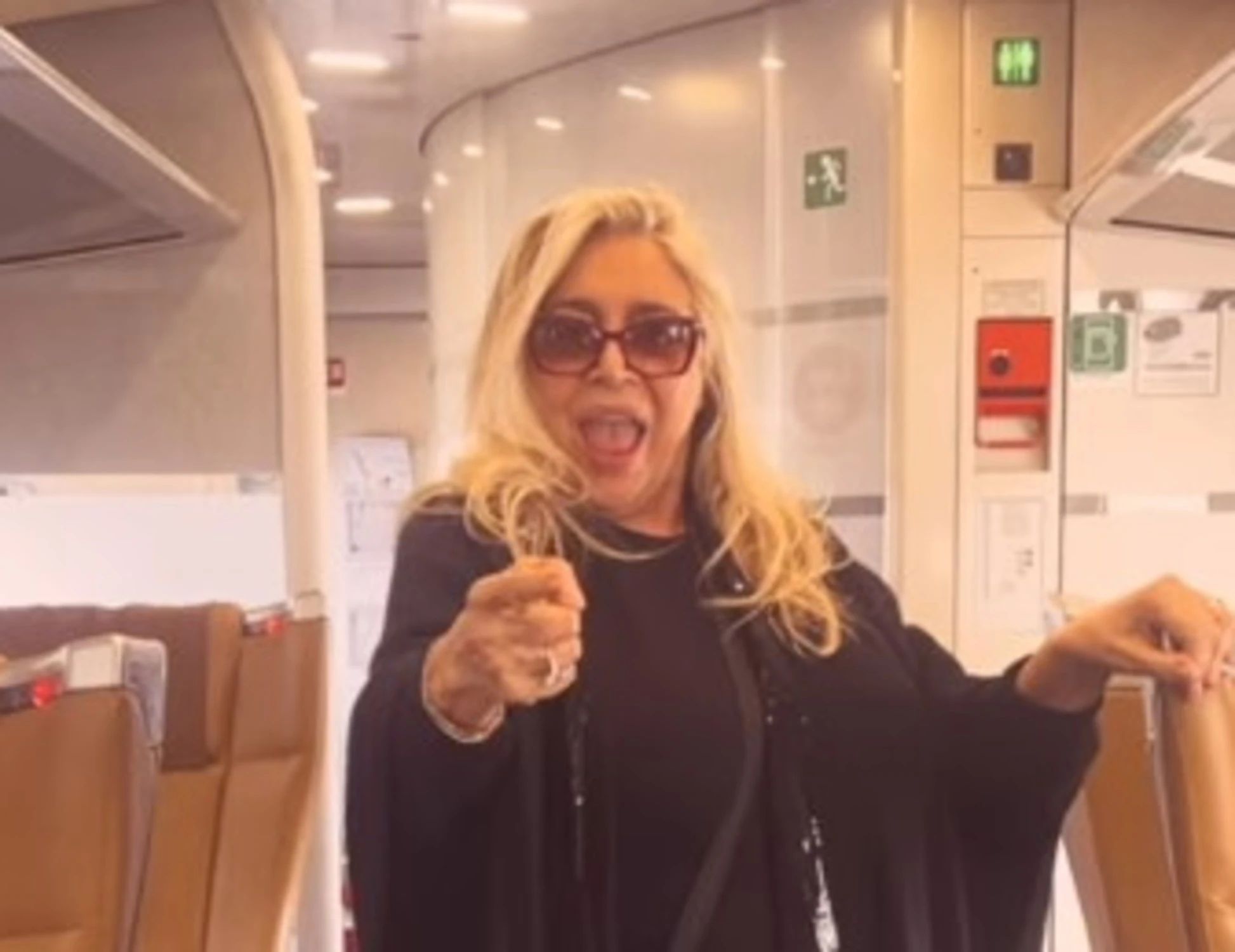 Mara Venier sul treno per Sanremo: "Sei un cog***e", una rissa clamorosa