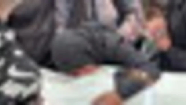 Palestinesi piangono i familiari uccisi da Israele a Gaza city