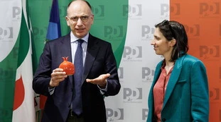 Elly Schlein, lo strano regalo di Enrico Letta alla neo-segretaria