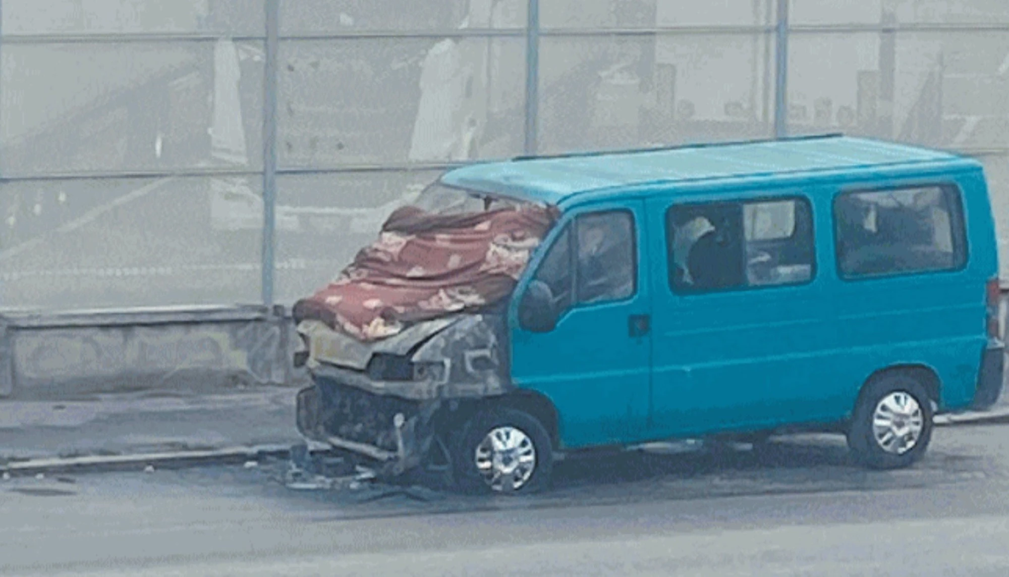 Milano, famiglia di nomadi vive in un furgone in via Varsavaia