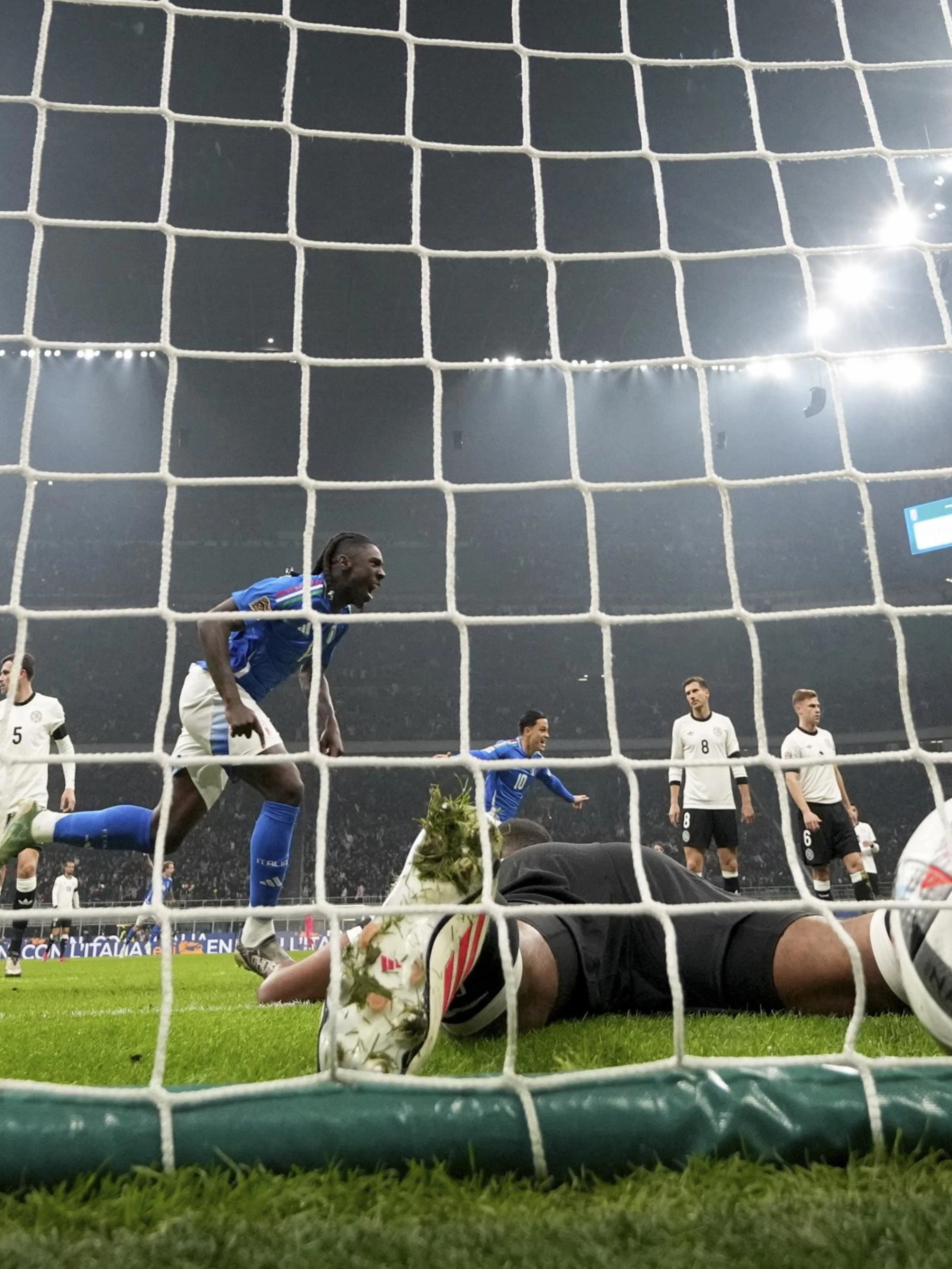 Italia-Germania espugna San Siro: Tonali illude, i tedeschi la ribaltano 2-1. Caos sugli inni