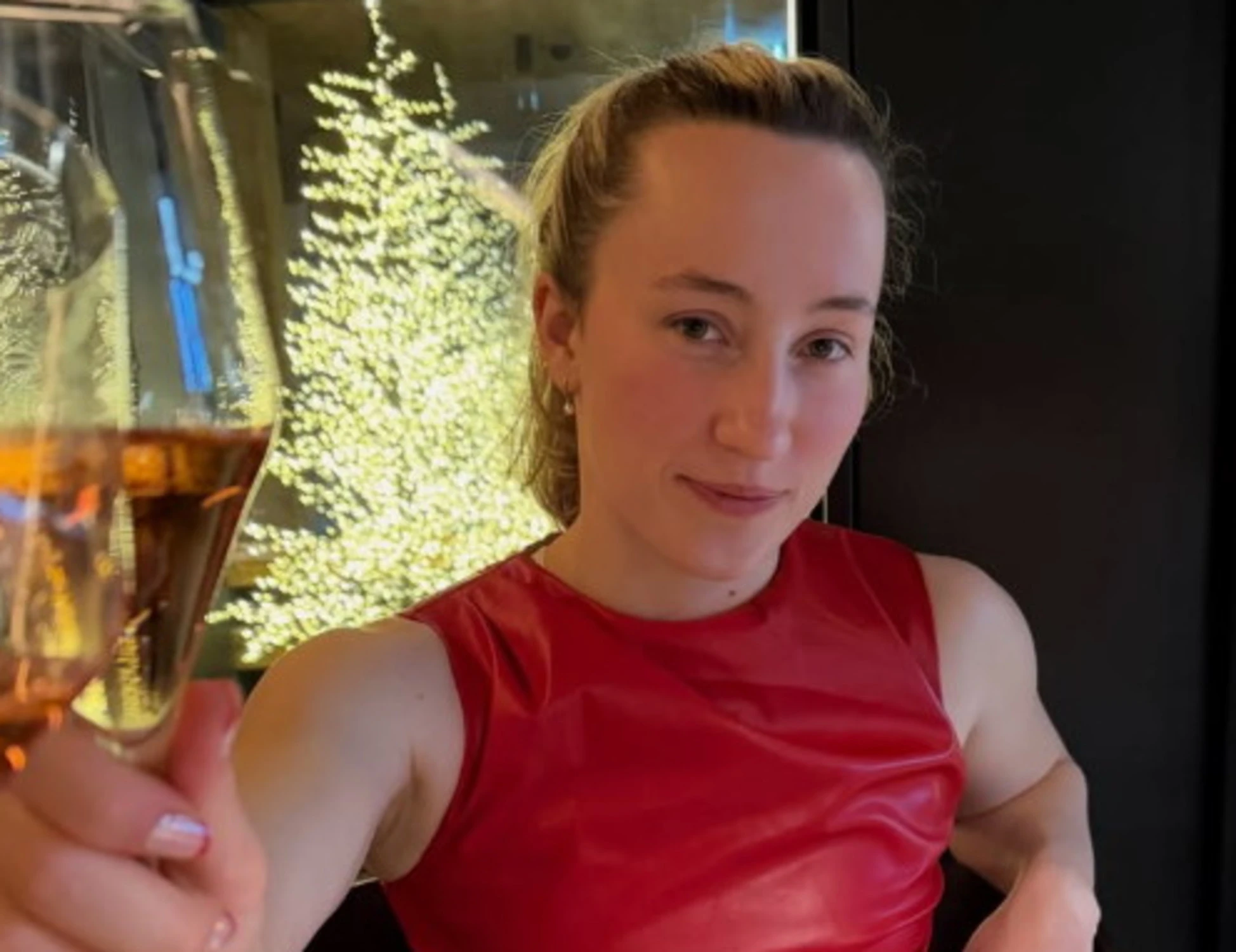 Milano-Cortina, la "single" Sophia Kirby e un San Valentino a luci rosse: la foto nella Spa