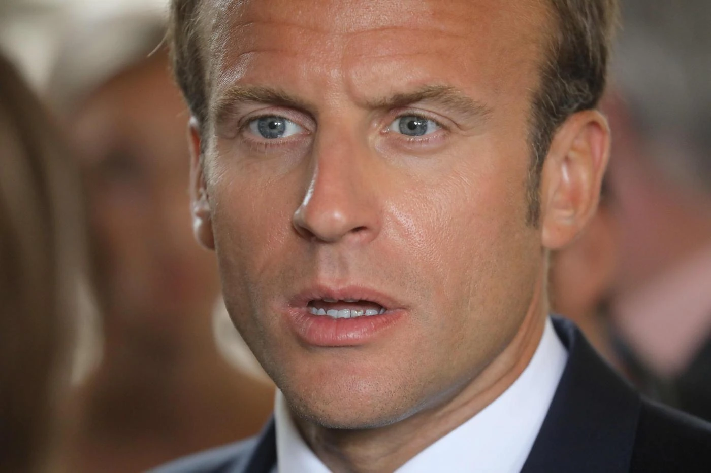 Emmanuel Macron vuole arabizzare la Francia per sconfiggere l'Isis: un suicidio in salsa islamica