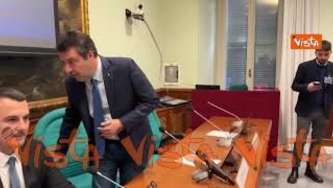Amico Mio, il saluto di Salvini prima dell’inizio della conferenza stampa alla Camera