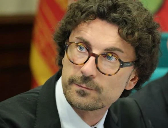 Danilo Toninelli, ministro per finta. Porti chiusi, il retroscena: come l'ha umiliato Matteo Salvini