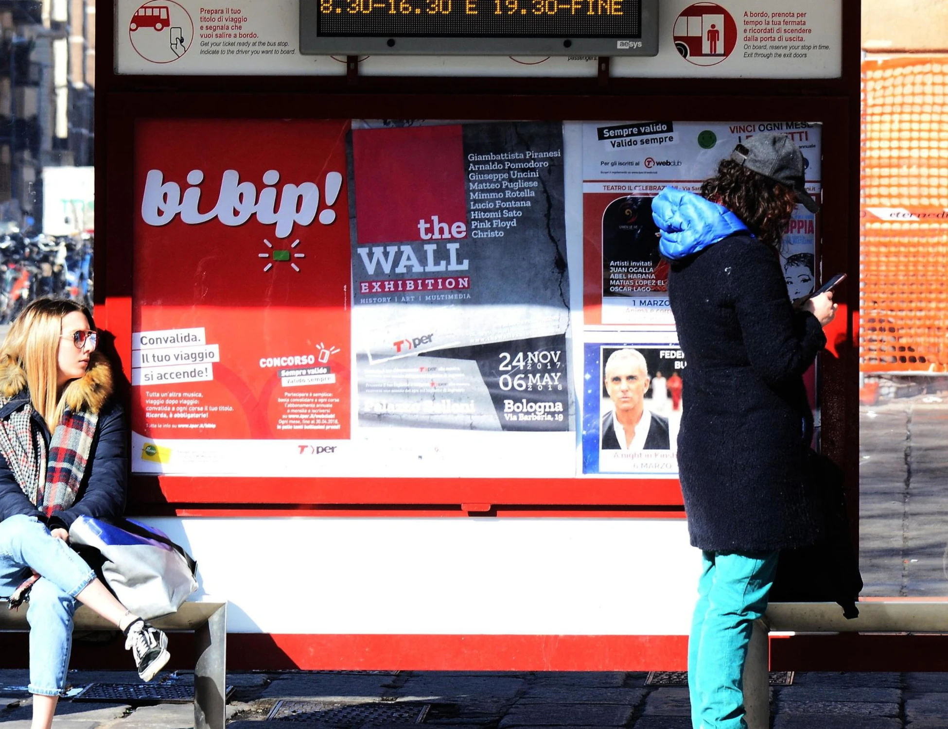 Bologna, bus gratis ai migranti? Insorge FdI: "Discriminazione al contrario"