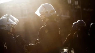 Roma, corteo pro-Palestina: studenti lanciano fumogeni e uova contro la polizia