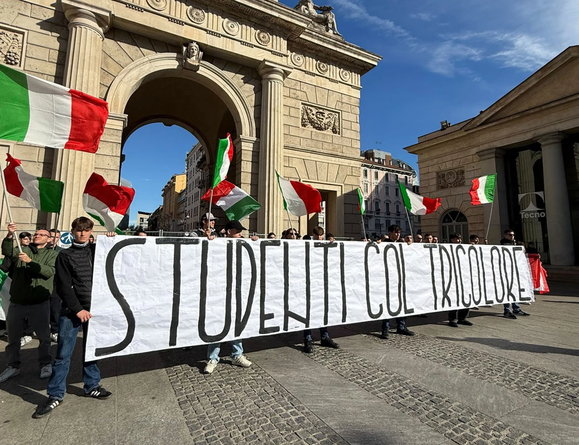 MILANO, CENTO STUDENTI IN PIAZZA CON IL TRICOLORE: «MILANO È NOSTRA E CI APPARTIENE»