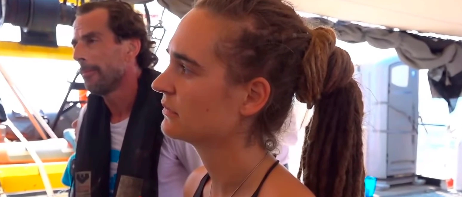 Sea Watch 3, Carola Rackete e la querela contro Matteo Salvini: "Sequestrategli i social", l'ultima vergogna
