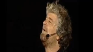 Beppe Grillo, "due cu***i e una fre***a". Il clamoroso video su Clemente Mastella: che imbarazzo