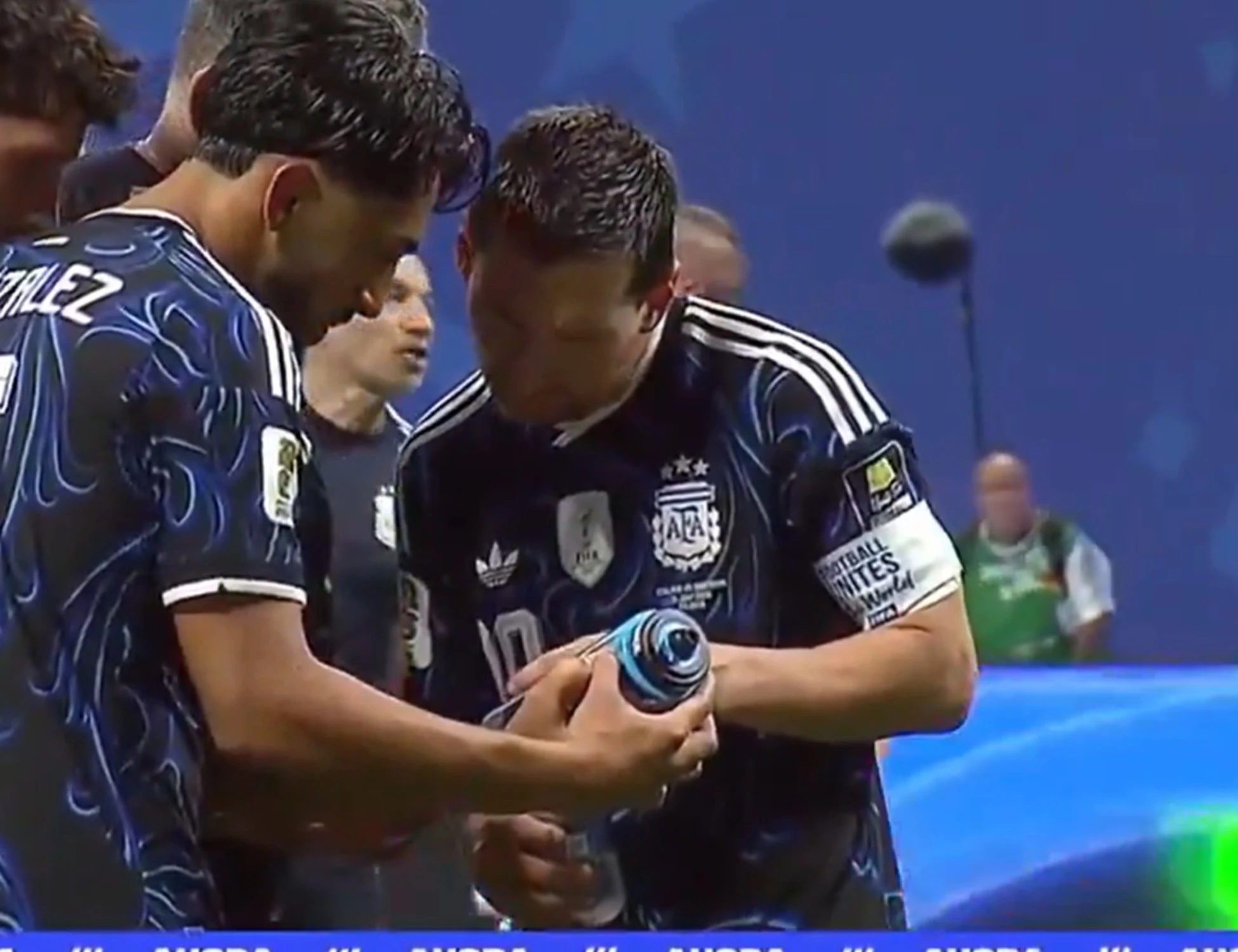 Inghilterra-Argentina, colpo gobbo di Leo Messi: la borraccia con le indicazioni sui rigori