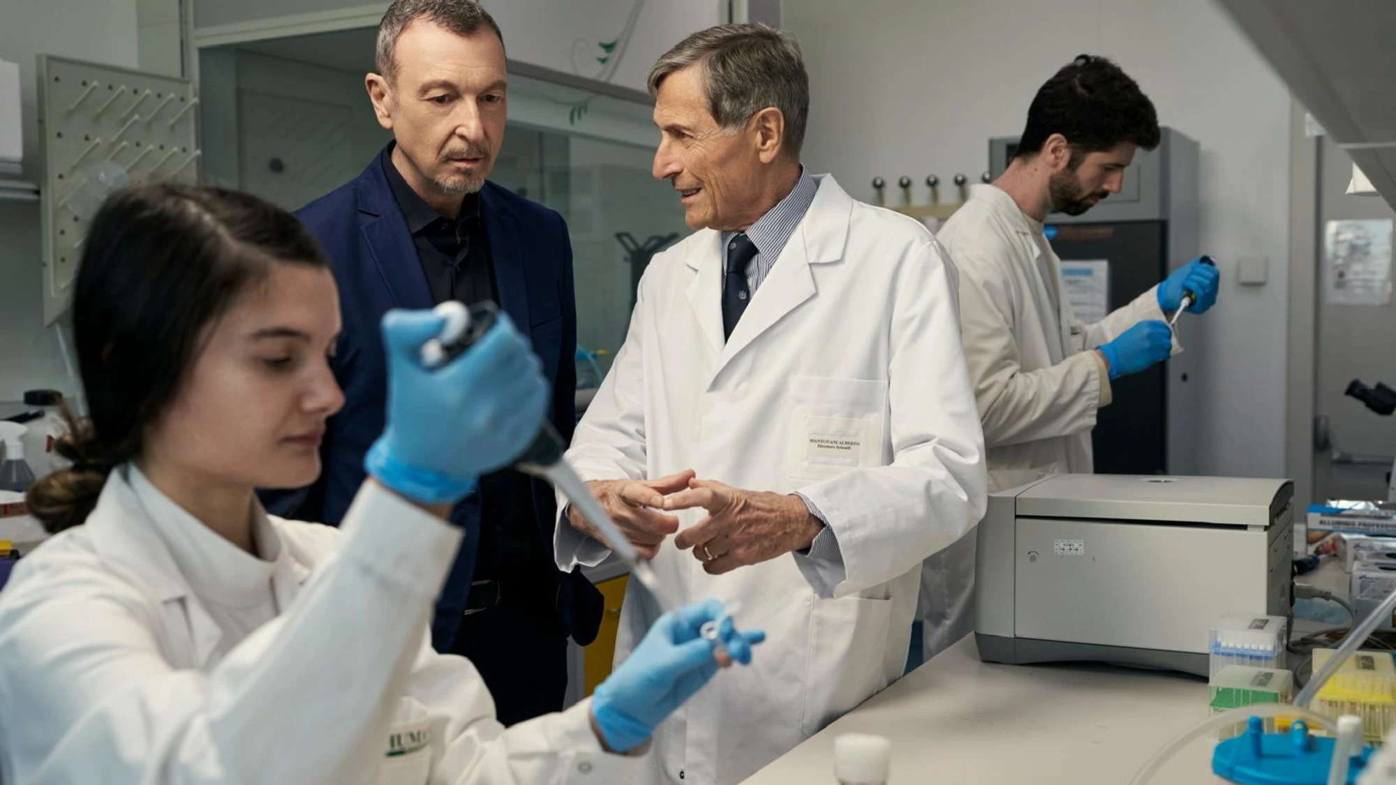 UNA PASSEGGIATA TRA SCIENZA E FUTURO: AMADEUS E GIOVANNA CIVITILLO PER FONDAZIONE HUMANITAS PER LA RICERCA. CONTINUITÀ, METODO E LAVORO DI SQUADRA. LA RICERCA RACCONTATA DA ALBERTO MANTOVANI E MICHELA MATTEOLI E IL RUOLO DEL CONTRIBUTO INDIVIDUALE