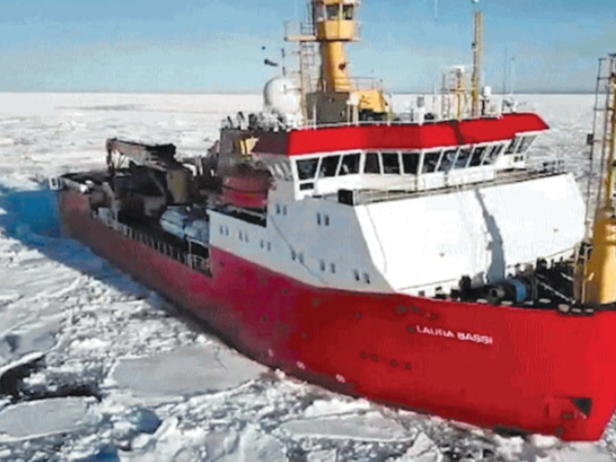 La nave italiana che trasporta il ghiaccio più antico al mondo: la missione che fa la storia