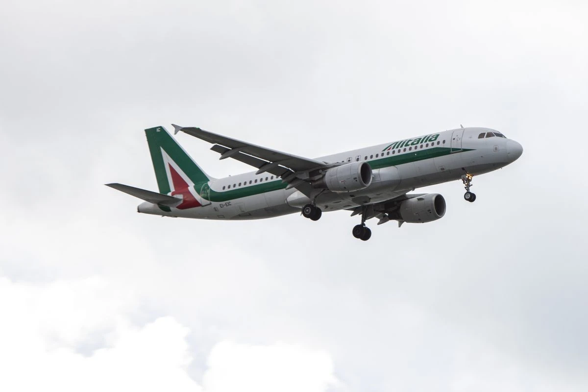ALITALIA BRUCIA 300 MILIONI L'ANNO