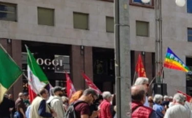 Milano, flop della sinistra in piazza: occhio alle immagini...