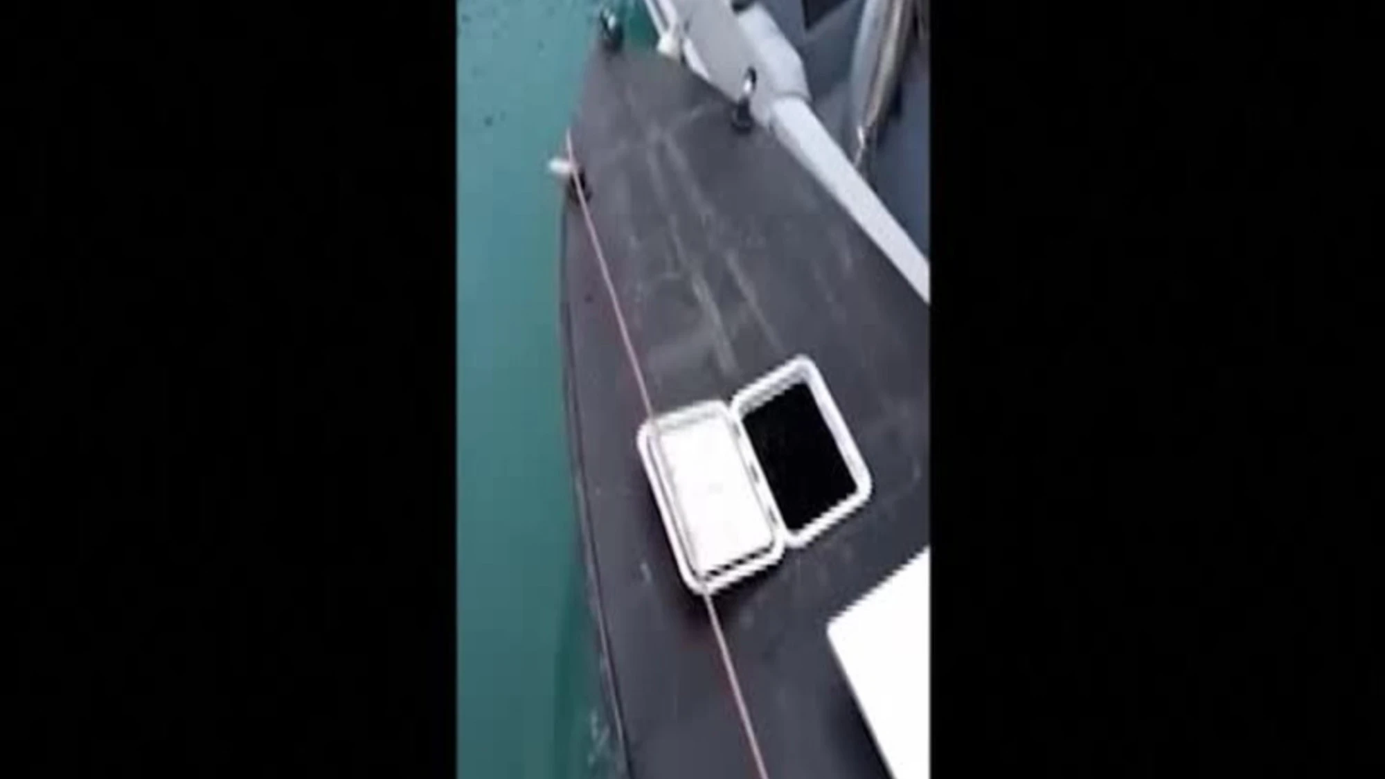 Grecia, drone marino militare al largo della costa: pescatori lo portano a riva