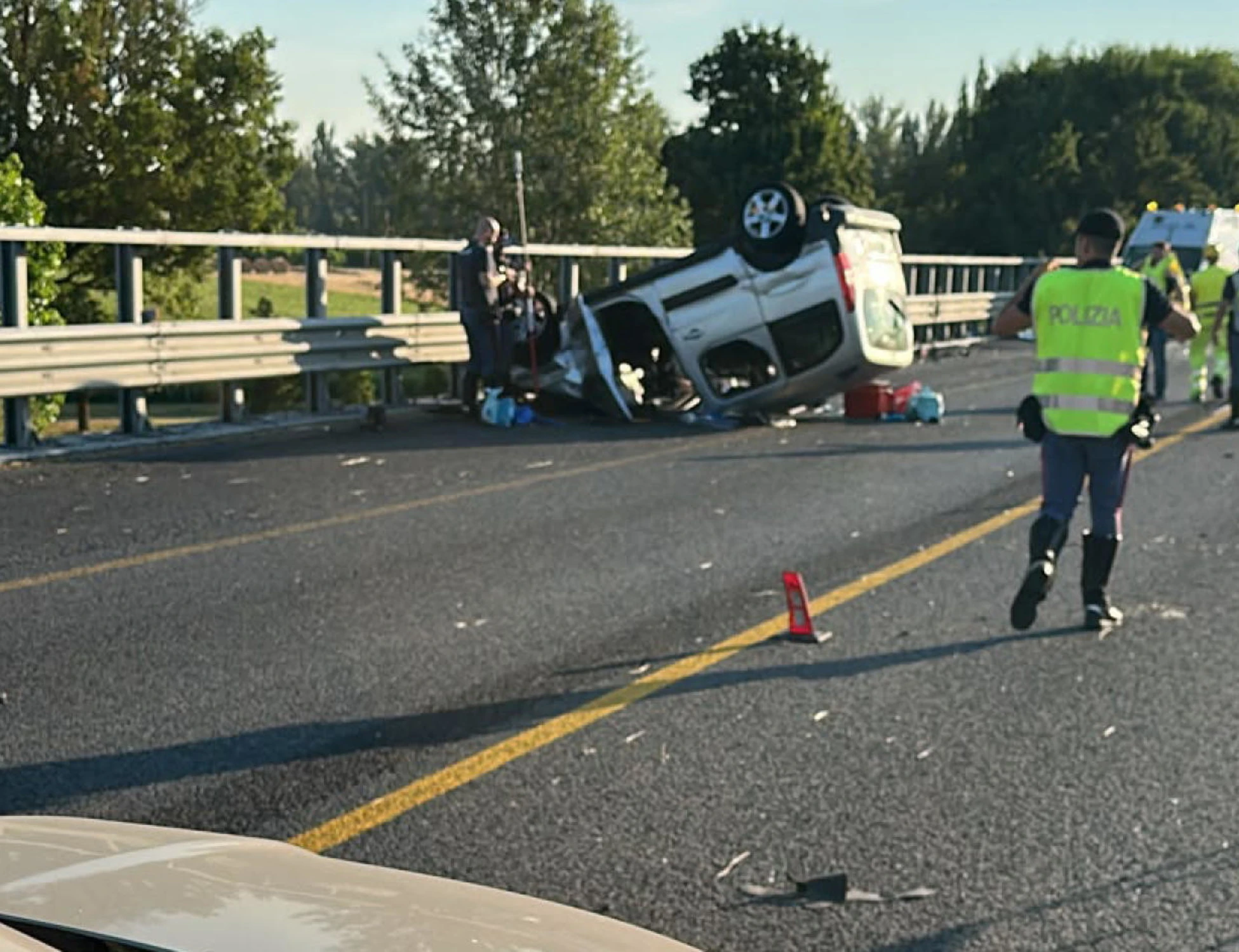 A14, auto con un'intera famiglia a bordo si ribalta da sola: terribile incidente