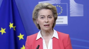 Ursula von der Leyen, i messaggi segreti sul vaccino Pfizer: "Perché li hanno tenuti nascosti"