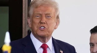 Trump, ecco come accoglie Zelensky alla Casa Bianca