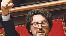 Open Arms, Danilo Toninelli peggio di Giuda: vi ricordate quando, con Matteo Salvini...