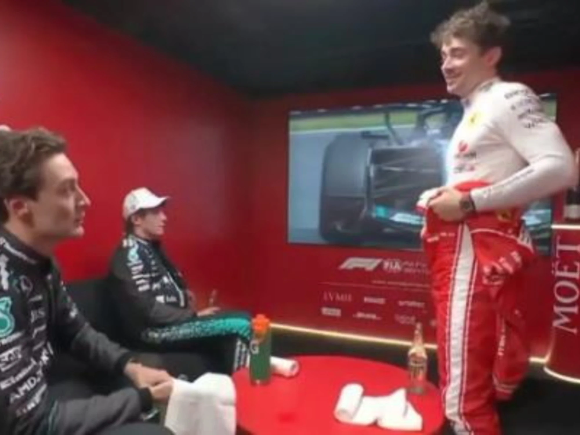 Russell a Leclerc dopo il Gp: "Non eravate lenti". La reazione del ferrarista è sconcertante