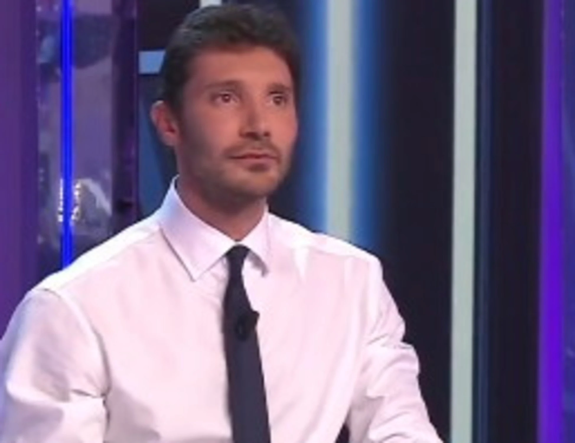 Affari Tuoi, De Martino presenta il pacchista? Ma in sottofondo... Pubblico scatenato