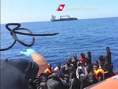 Lampedusa, è emergenza migranti 450 sbarcati, si cercano dispersi