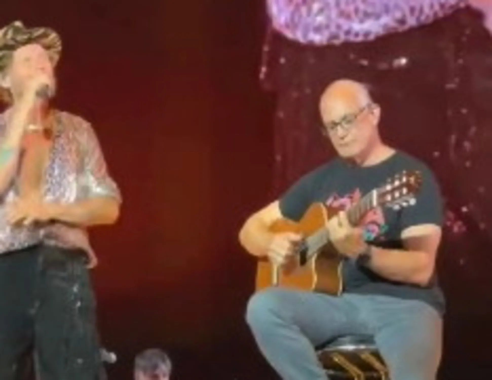 Leggi l'articolo: "Stappa i tombini": Gualtieri sale sul palco con Jovanotti, umiliato a tempo record