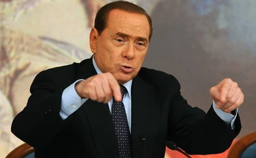 Bergamo, sfregio a Silvio Berlusconi: niente via. Furia della Lega