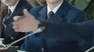 Vladimir Putin, "la sua mano attraversa il microfono": lo zar è un alieno? Il video che scatena il delirio