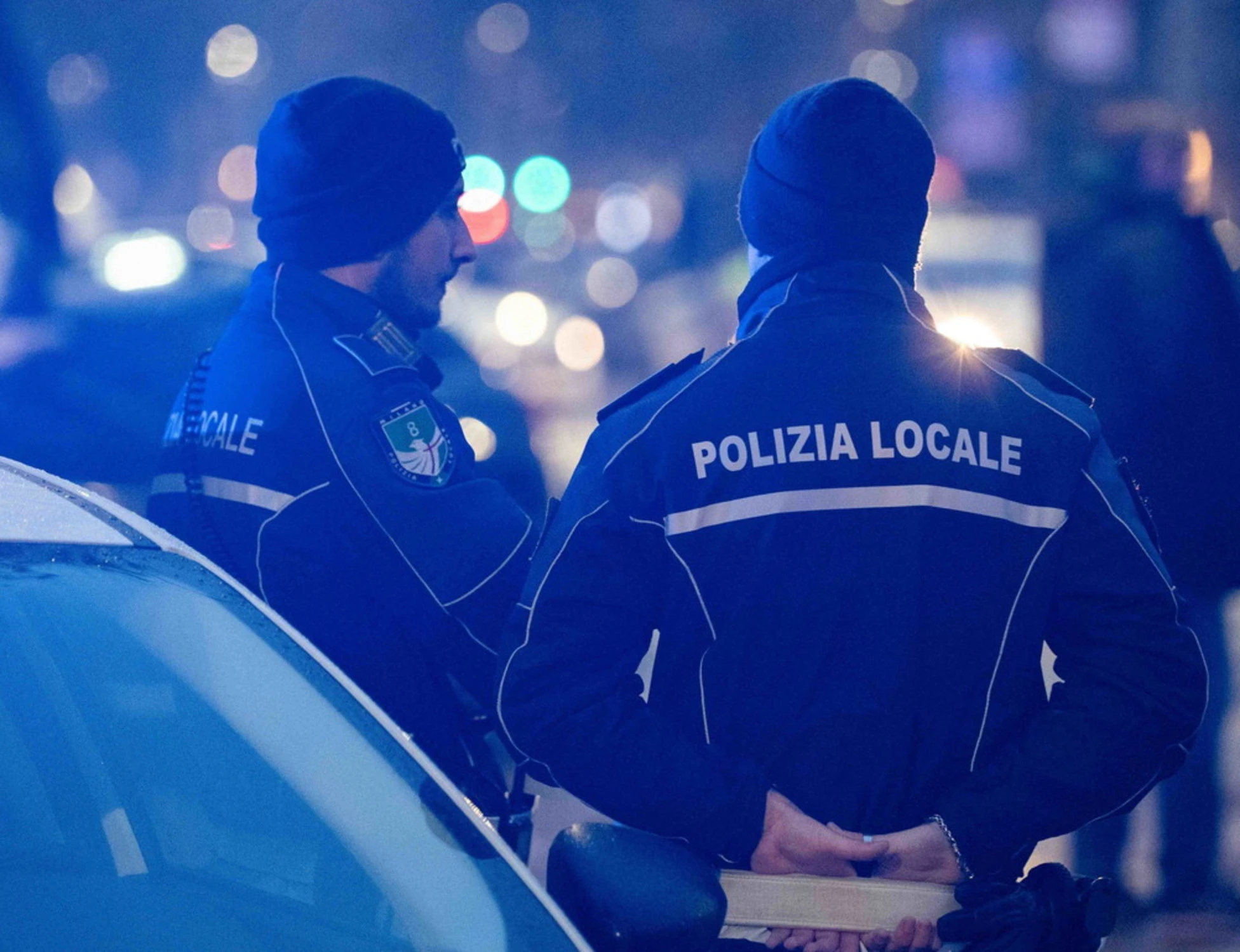 Milano, i giudici disarmano la polizia: "Non si arresta con la forza"