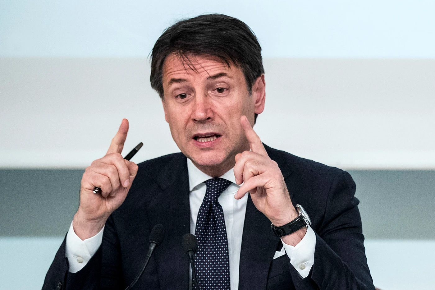 Manovra, Giuseppe Conte e la durissima risposta a Giorgio Napolitano: dito puntato contro l'Europa