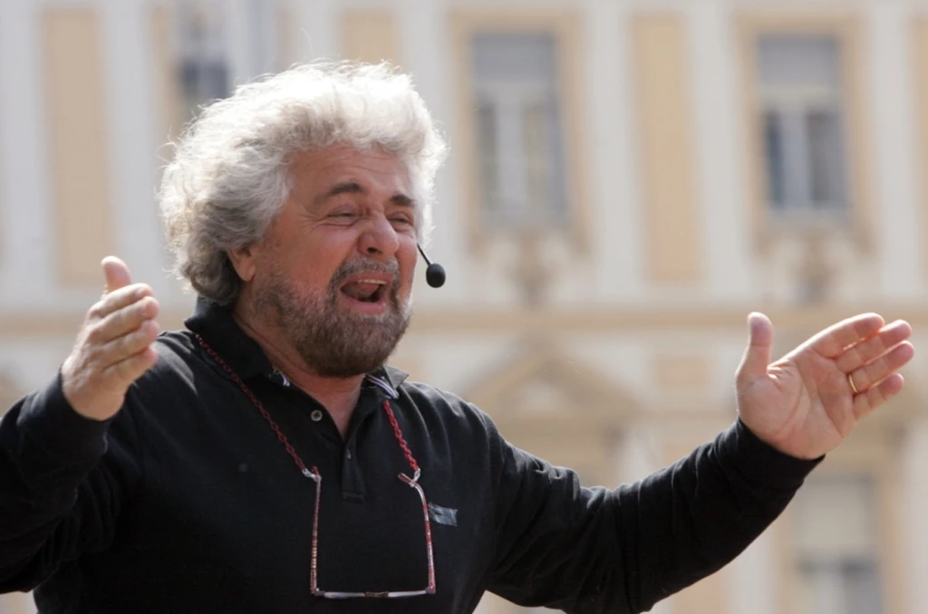 Grillo contro i giornalisti peggio dei mafiosi: "Loro si pentono, fatelo anche voi"