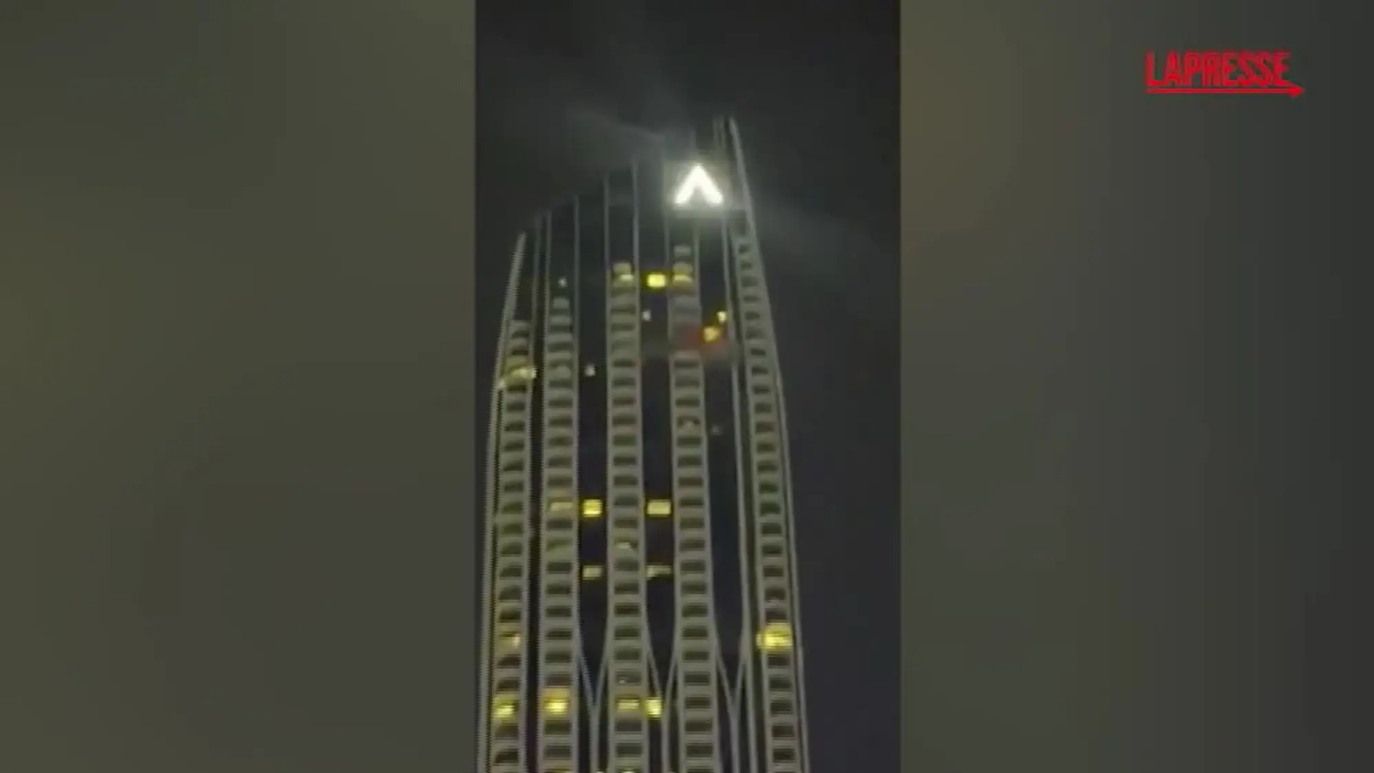 Iran, incendio nella torre del Dubai Creek Harbor dopo l'attacco con un drone