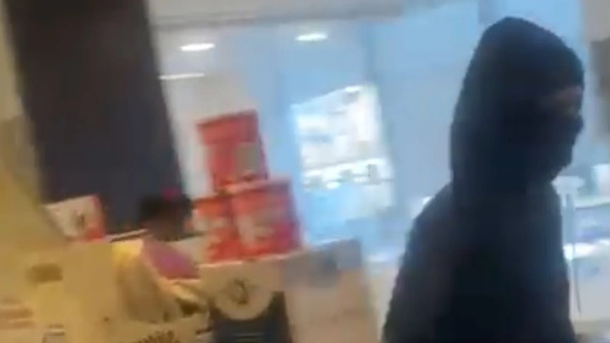 Torino, assalto pro-Pal alla redazione de "La Stampa": il video della devastazione