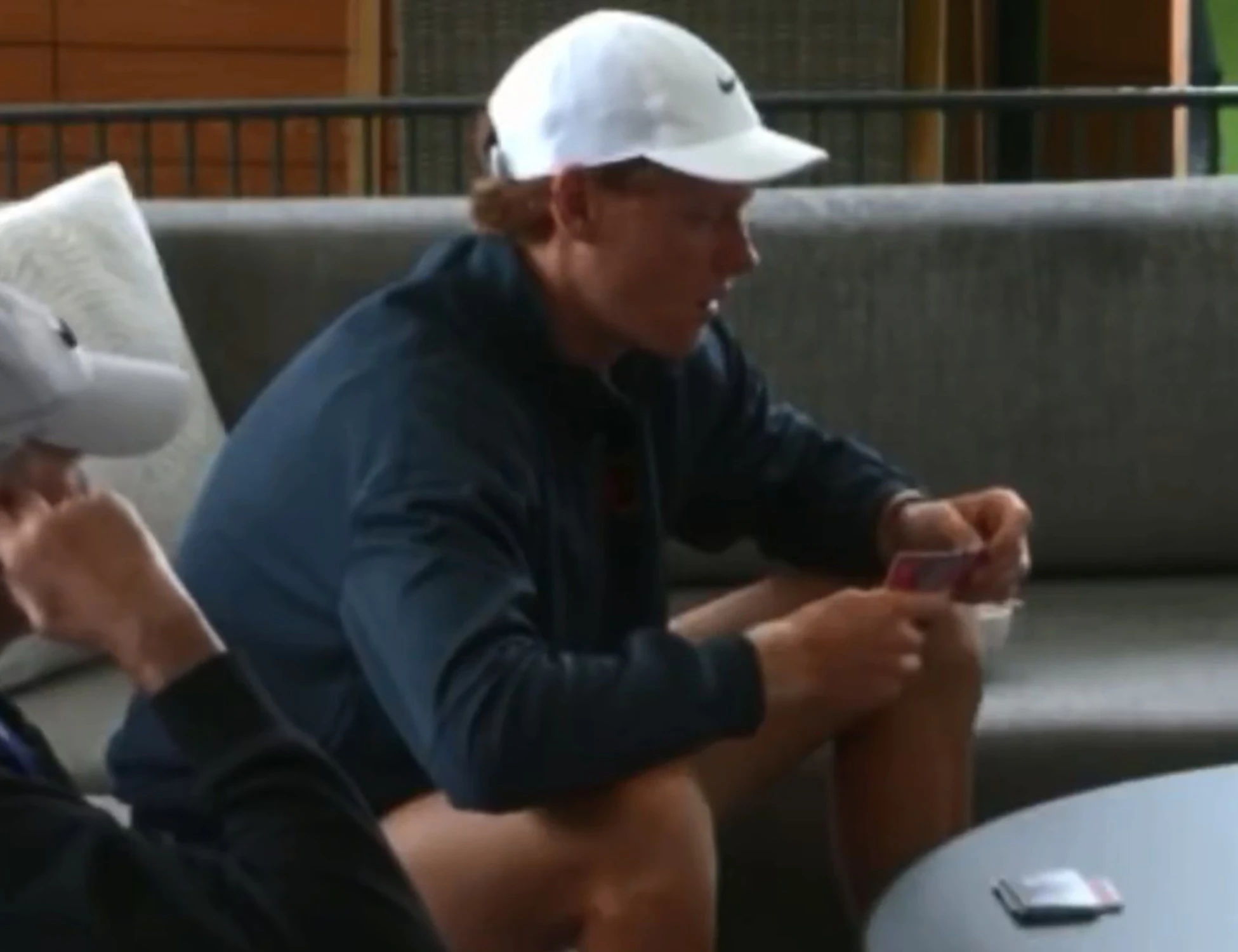 Sinner, diluvio a Cincinnati: gioca a carte con lo staff