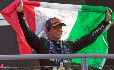 Kimi Antonelli piange sul podio, sventola il Tricolore e svela un retroscena