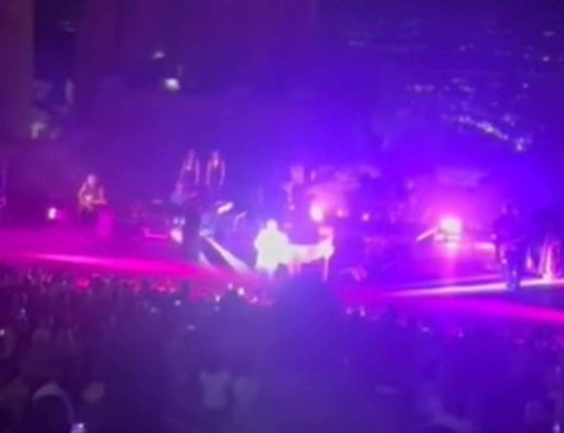 Antonello Venditti, comizio dal palco di Taormina. Zittito dal pubblico: "Canta e basta"