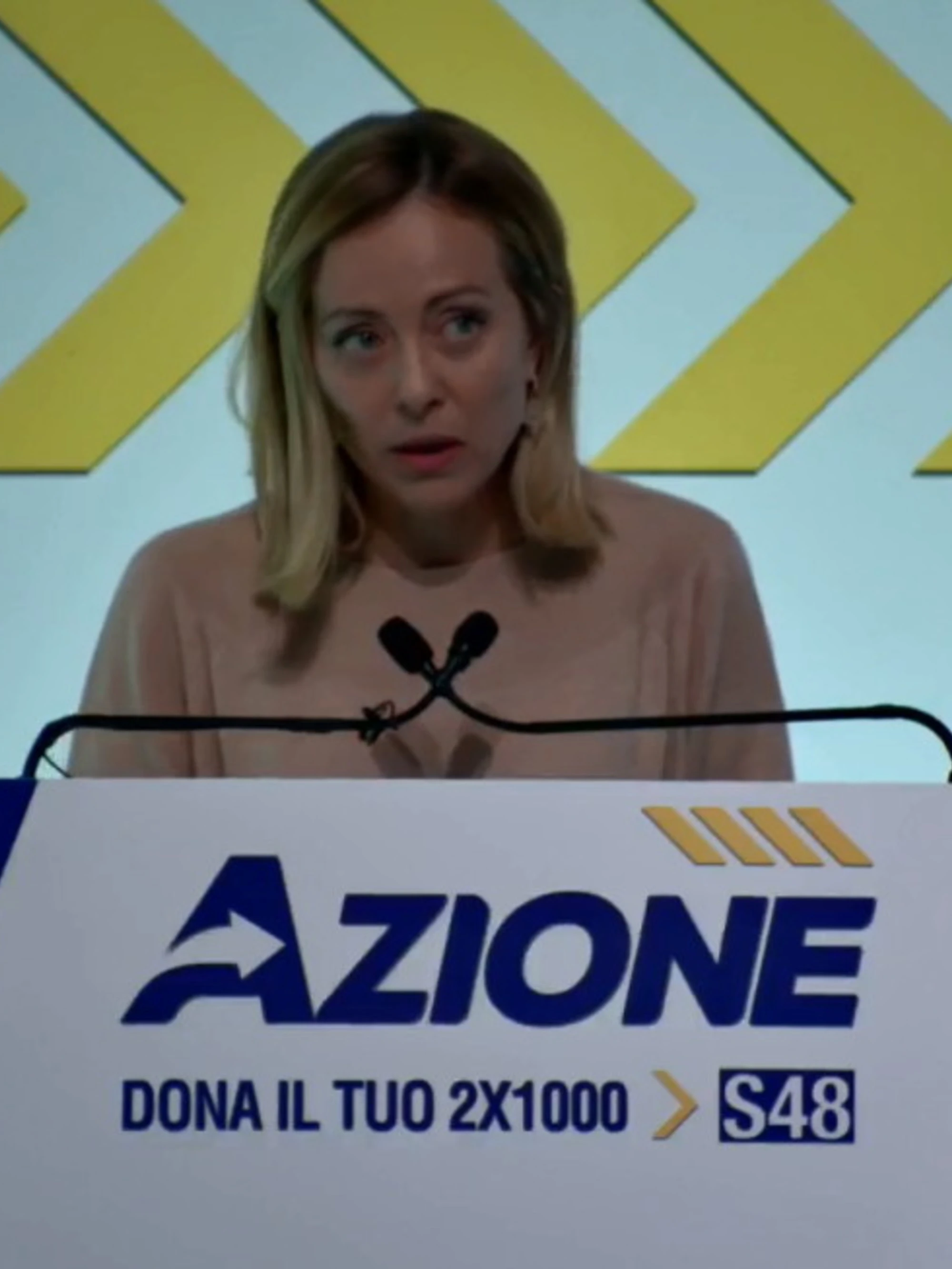Meloni al congresso di Azione: "Porterò io un po' di moderazione", come la accolgono