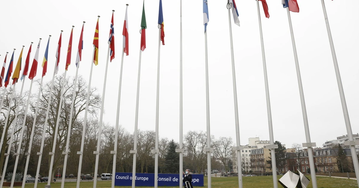 Europa, Vittorio Feltri: il problema è Bruxelles, parliamo troppe lingue per capirci