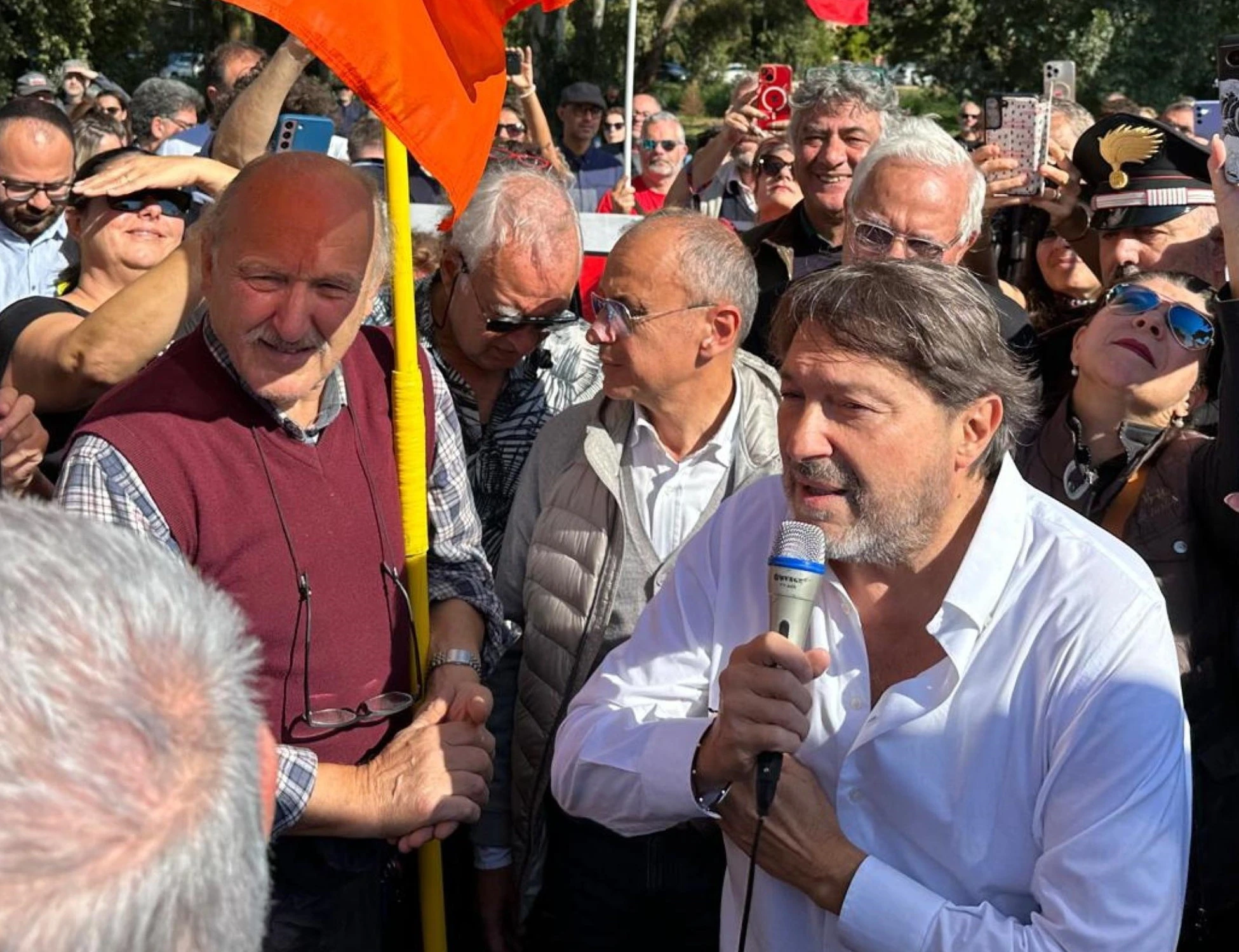 Ranucci in piazza smonta Conte: "Mi ha chiamato Meloni, democrazia non a rischio"