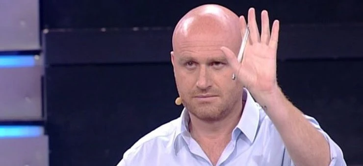 Amici, anticipazioni su sabato 12 gennaio: la clamorosa rivolta contro Rudy Zerbi