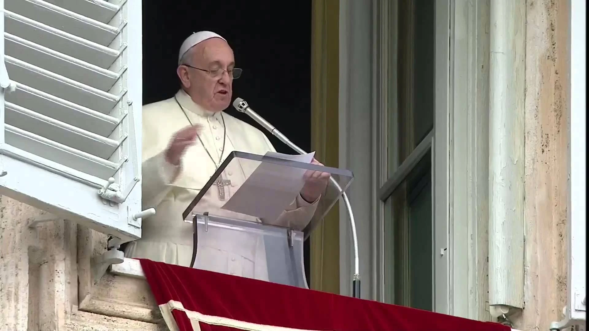 Papa Francesco contro i libri sul Vaticano: "Rubare documenti è reato"