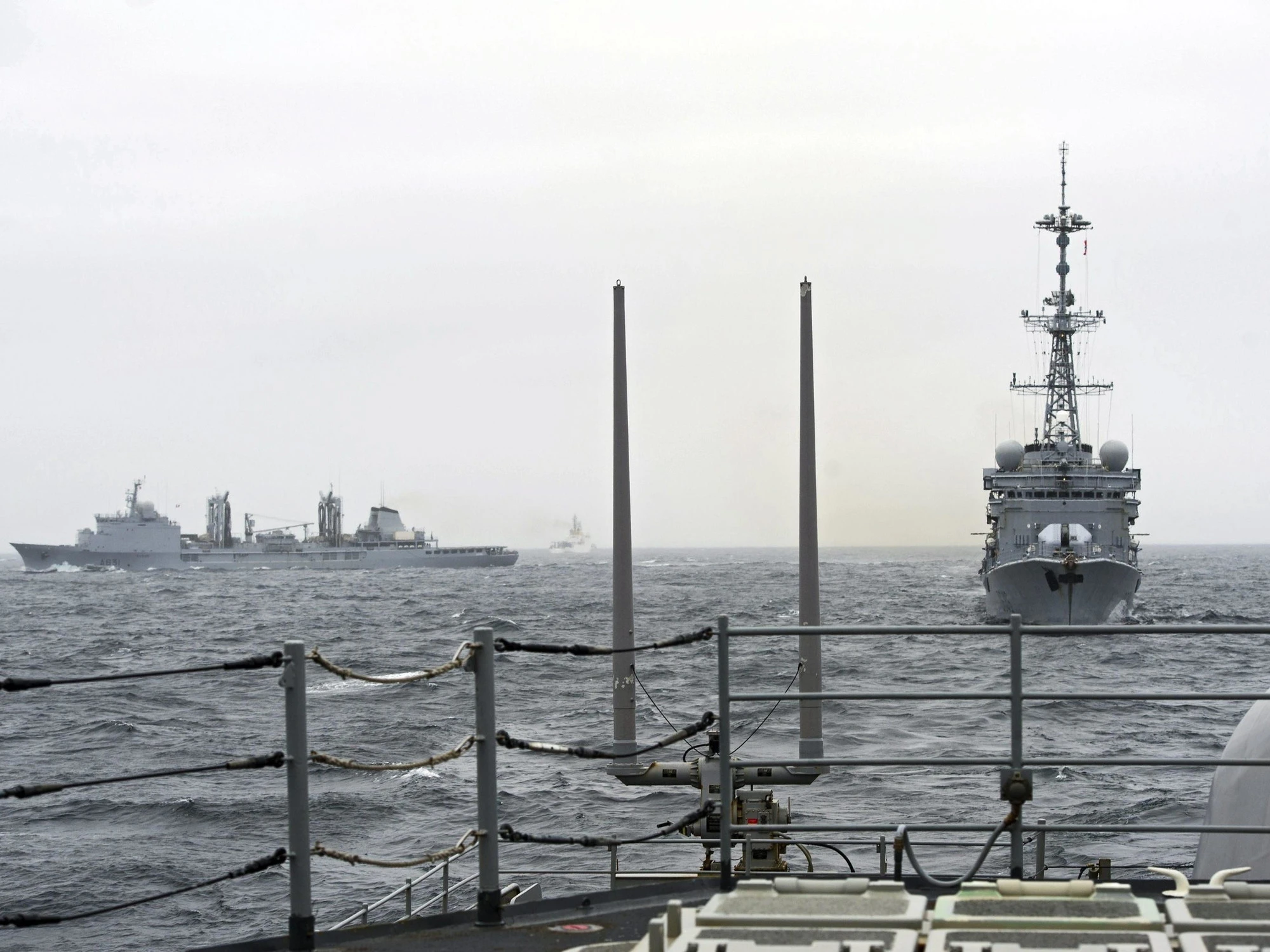 Portaerei britannica insegue nave della marina russa: l'incrocio pericolosissimo, cos'è successo