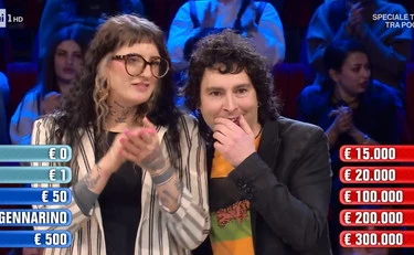 Affari Tuoi, "sotto il mento": Magalì conquista tutti