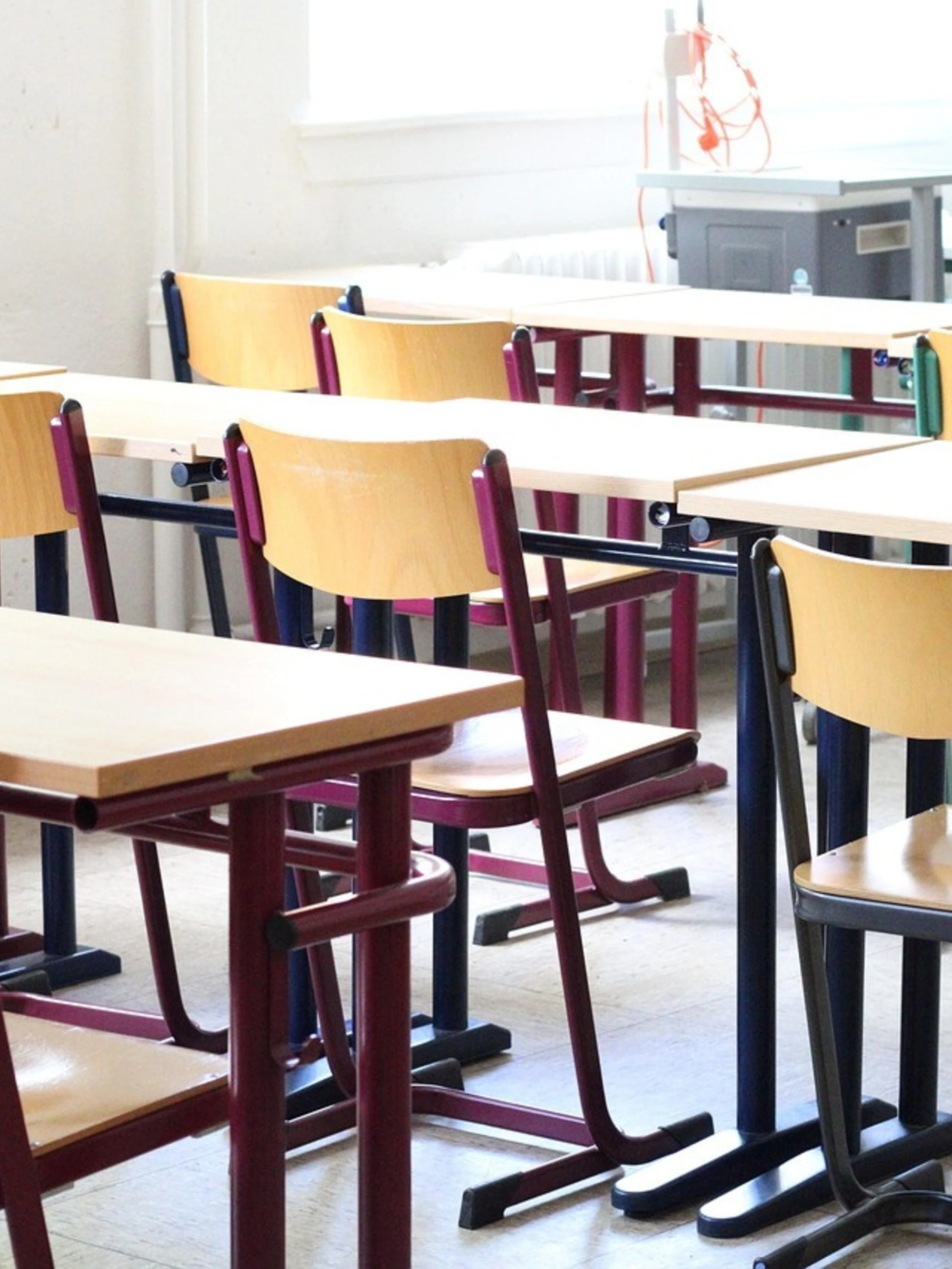 Piacenza, follia burocratica: la scuola non concede le lezioni a distanza alla mamma 16enne