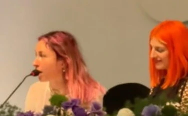 Sanremo 2026, scontro tra Bambole di Pezza e il giornalista: "Comanda mia moglie"