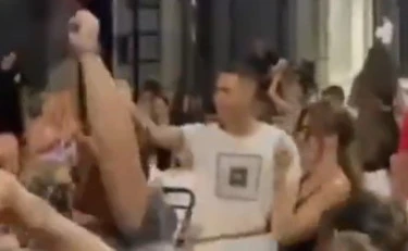Vannacci a Viareggio, lo provocano con "Bella ciao". E la moglie Camelia perde il controllo