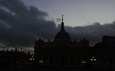 La donna misteriosa e l'anello di Bergoglio: scoppia il caso