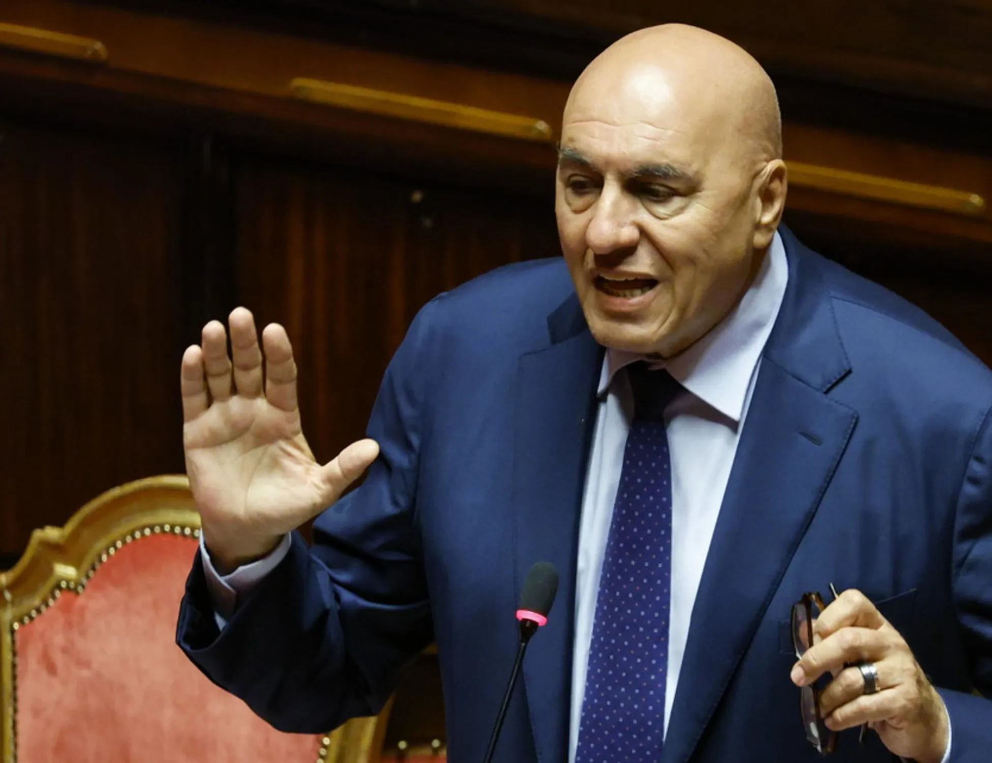 Leggi l'articolo: Crosetto, nozze segrete e la scelta radicale: chi non invita